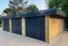 Trois garages en bois avec portes sectionnelles