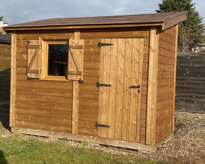 Abri de jardin en bois neuf avec fenêtre et porte.