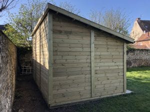Abri de jardin en bois neuf sous ciel bleu