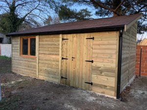 Nouvel abri de jardin en bois, fenêtre, double porte.