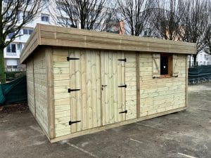 Abri de jardin en bois clair avec portes et fenêtre.