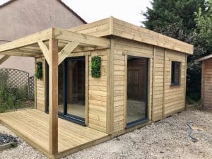 Cabane de jardin moderne en bois avec terrasse intégrée.