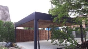 Carport moderne en métal anthracite et bois clair.