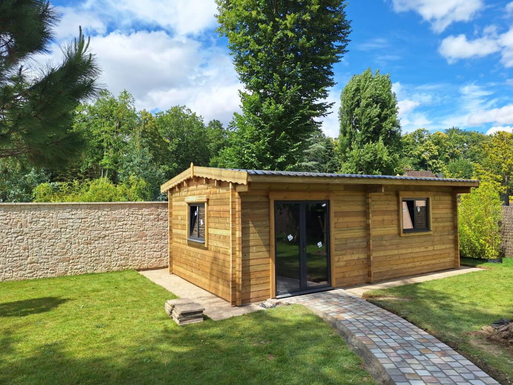 Cabane de jardin en bois neuve, allée pavée, ciel bleu.