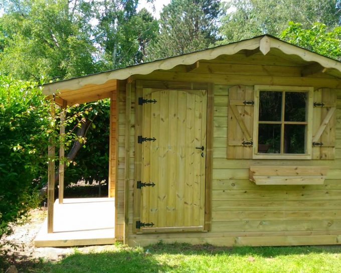 Abri de jardin en bois avec porche et fenêtre.