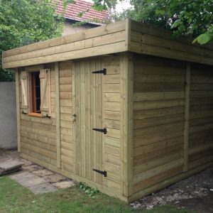 Abri de jardin en bois neuf avec toit plat.
