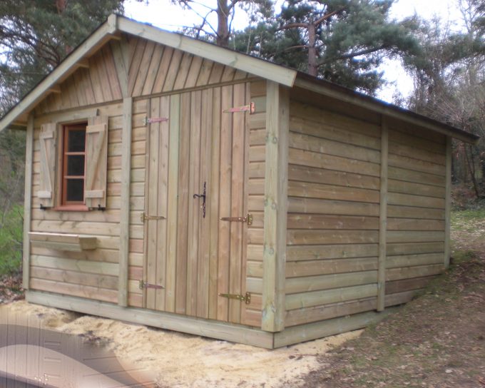 Abri de jardin en bois neuf avec fenêtre et double porte.