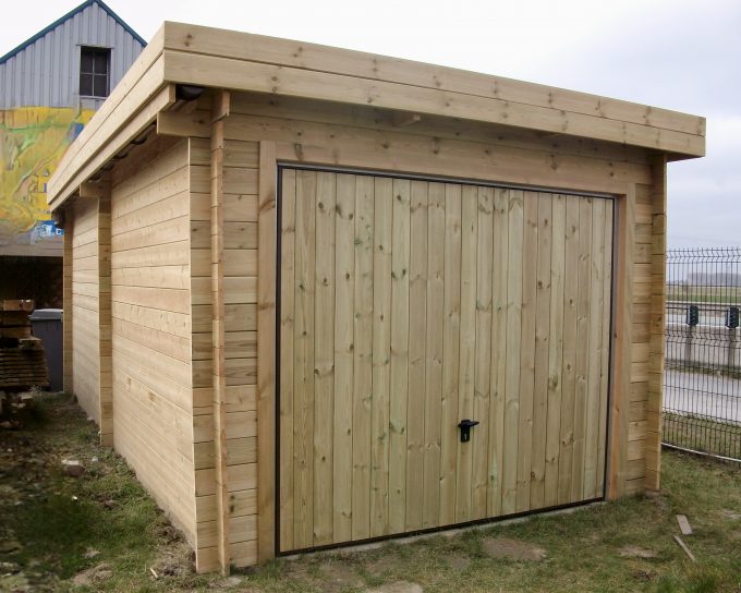 Garage en bois moderne avec toit plat et porte.