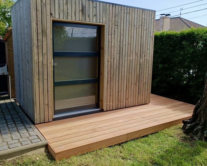 Abri de jardin moderne en bois avec terrasse attenante.