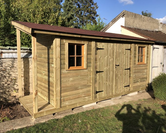Abri de jardin en bois neuf avec porche et fenêtres.