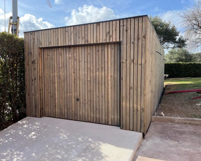 Abri de jardin moderne en bois, extérieur ensoleillé.