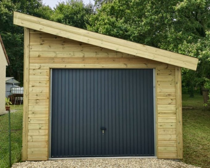 Garage en bois moderne avec porte sectionnelle gris anthracite.