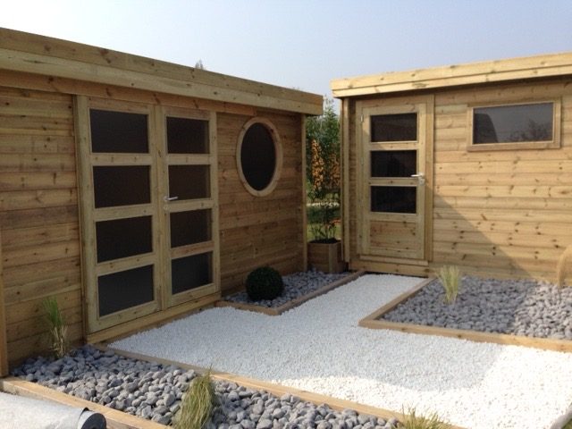 Deux abris de jardin bois modernes, allées gravier.