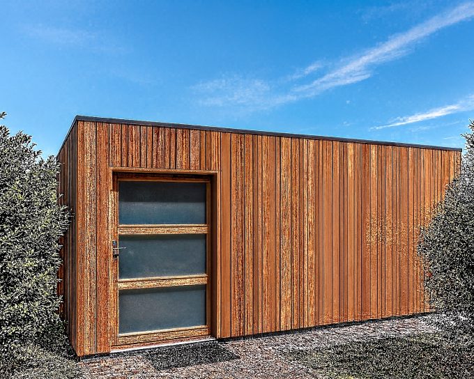 Structure en bois moderne avec porte vitrée entourée de verdure.