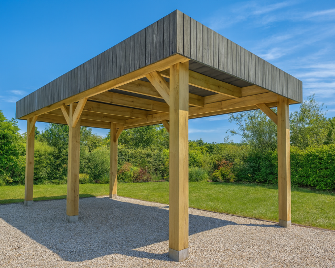 Carport moderne en bois et gris dans un jardin ensoleillé.