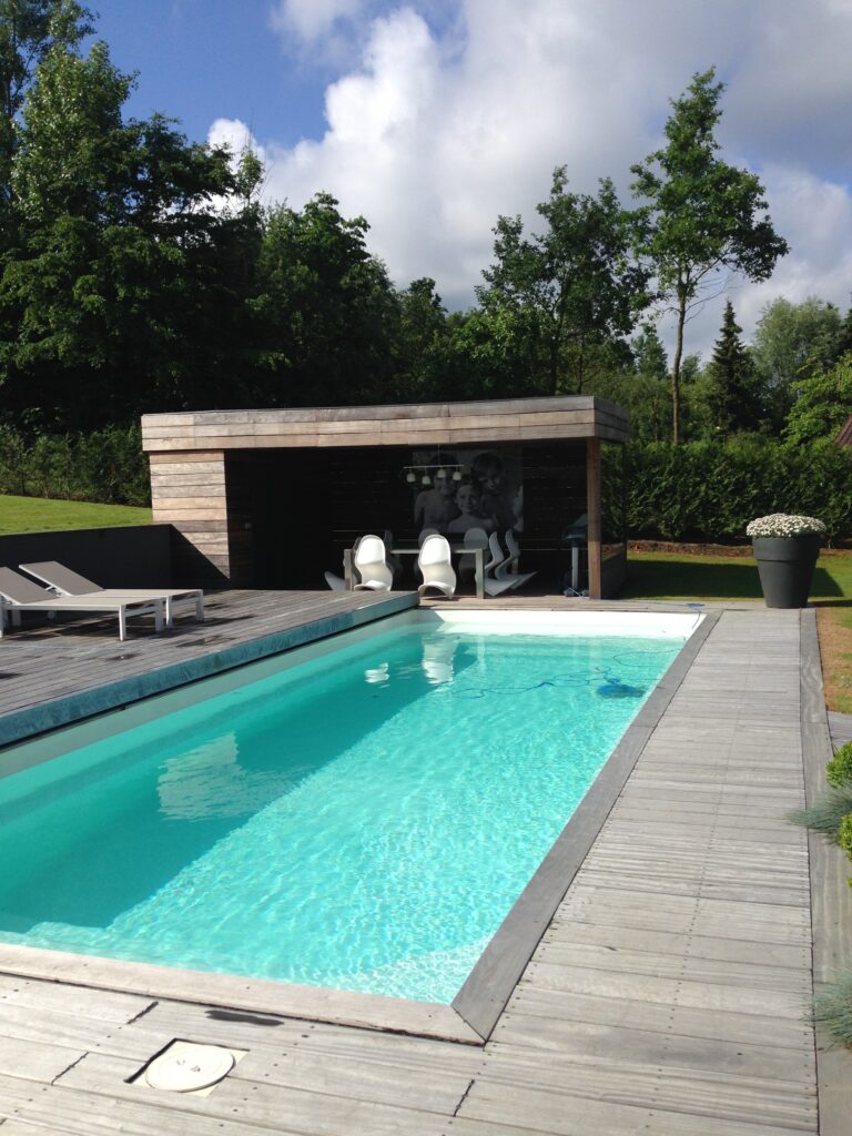 Structure en bois d'un abri de jardin avec porte